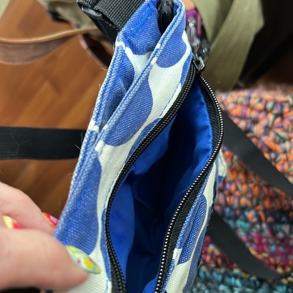 Kavu crossbody cotton canvas royal blue white polka dots adjustable black strap - Picture 7 of 11